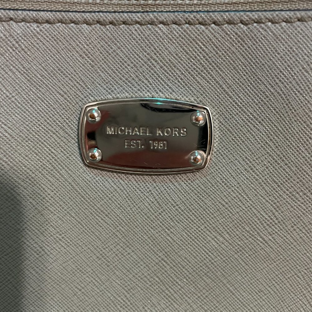 MICHAEL KORS Silver / Grey Leather Crossbody Bag Purse with Silver Hardware - Picture 3 of 10